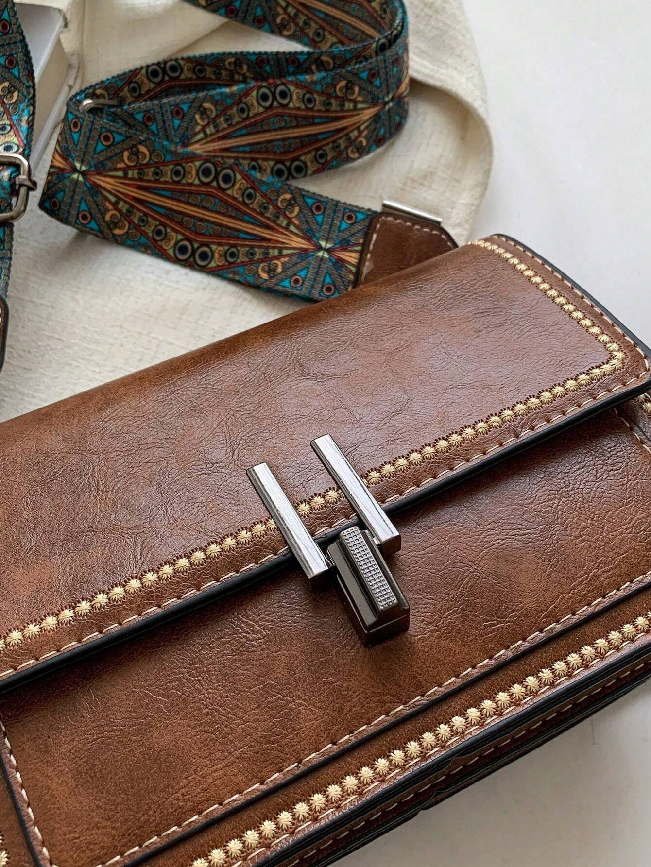 حقيبة كروس بودي كلاسيكية وأنيقة متعددة الاستخدامات بطراز عتيق مناسبة للخريف والشتاء، قابلة للتعديل والحمل على الكتف، حزام بسيط وواسع، مناسبة للذهاب للعمل والتسوق والمواعدة - الصورة 2