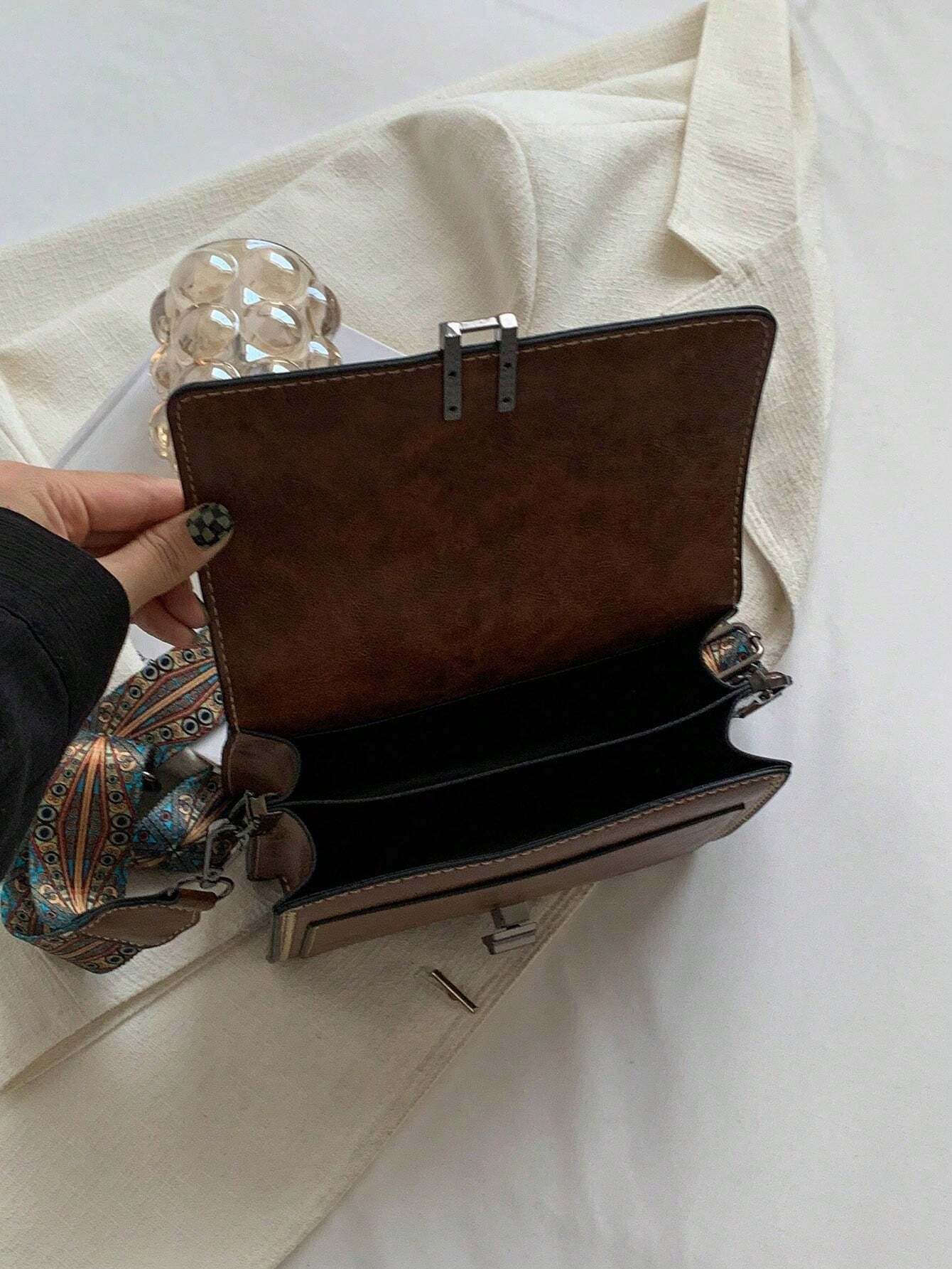 حقيبة كروس بودي كلاسيكية وأنيقة متعددة الاستخدامات بطراز عتيق مناسبة للخريف والشتاء، قابلة للتعديل والحمل على الكتف، حزام بسيط وواسع، مناسبة للذهاب للعمل والتسوق والمواعدة - الصورة 3