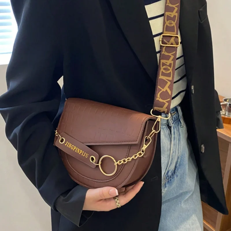 حقيبة كتف نسائية ذات كتف مائل ذات شكل محفورة