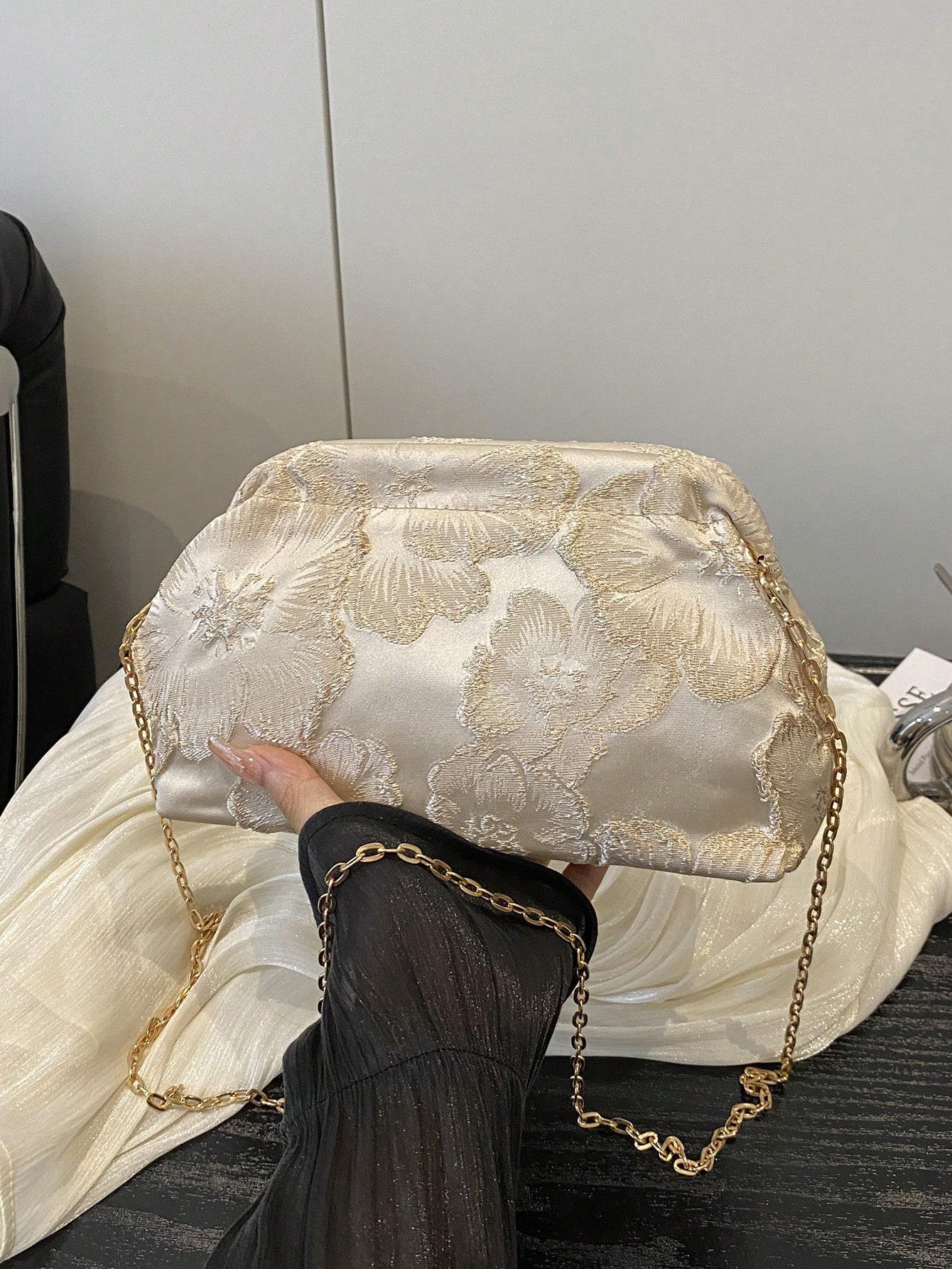 حقيبة كلاتش مطرزة بالزهور والكشكشة، مناسبة لحفلات المساء والزفاف والمناسبات الاحتفالية، هدية لعيد الأم والعروس والوصيفة. حقيبة يد من قماش الكتان والشبك والترتر بتصميم السحابة للاستخدام اليومي والعطلات والحفلات - الصورة 4