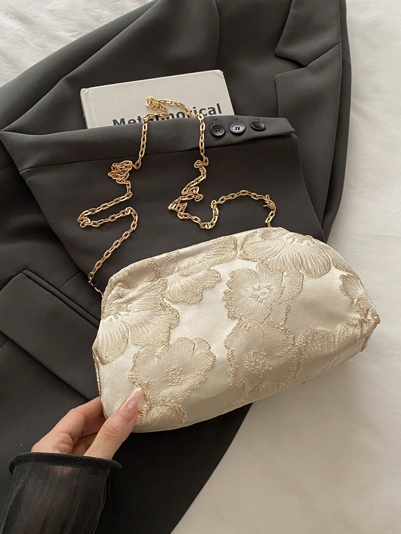 حقيبة كلاتش مطرزة بالزهور والكشكشة، مناسبة لحفلات المساء والزفاف والمناسبات الاحتفالية، هدية لعيد الأم والعروس والوصيفة. حقيبة يد من قماش الكتان والشبك والترتر بتصميم السحابة للاستخدام اليومي والعطلات والحفلات - الصورة 3