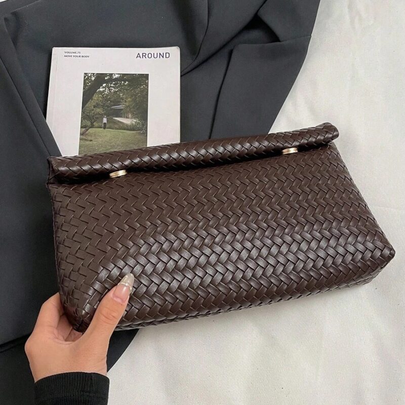 حقيبة يد ذات لون أحادي عصرية، حقيبة مربعة صغيرة ذات غطاء قابل للطي وإغلاق مغناطيسي ذات سعة كبيرة